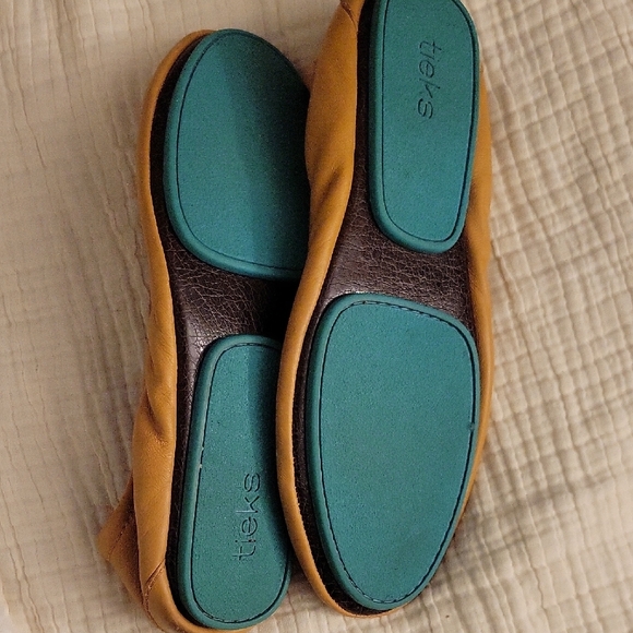 Comfy Tieks Flats in Camel/Tan - Picture 6 of 6
